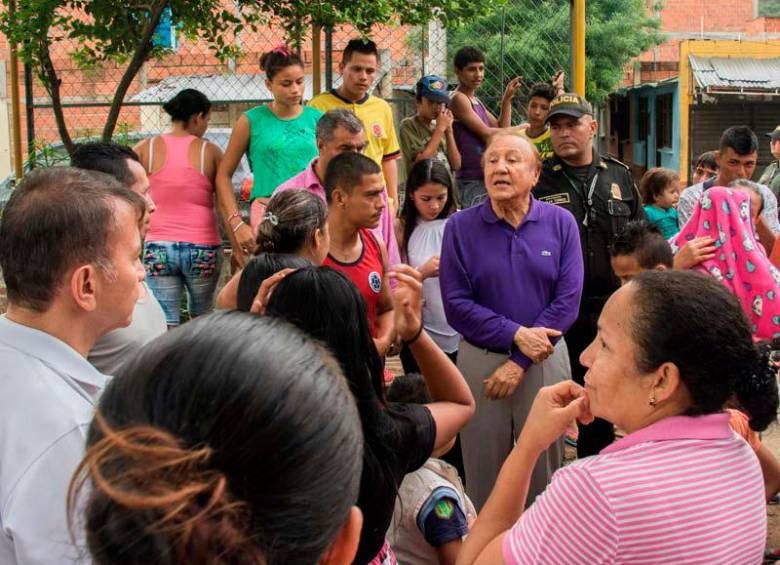 Rodolfo Hernández hizo algunos recorridos en campaña, aunque su estilo es más de reuniones a puerta cerrada. Foto Cortesía