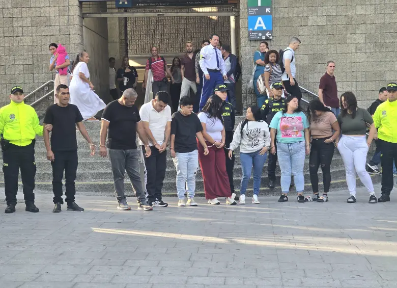 Estos son los presuntos integrantes de la banda Las Pirañas, la cual estaría implicada en cometer hurtos en las estaciones del metro. De izq. a der.: Óscar Yoel Ortega Ortega (alias Óscar), Arnoldo Antonio Ortiz (El Viejo), Dervis José Montilla Santiago (Dervis), Yirvina Yetzabeth Salazar Gómez (Yirvina), Albani del Valle Senir Rodríguez (Albani), Sandra Yaneth Rodríguez (Sandra), Inés Martina Argumedo Zárraga (Yamileth) y Dubraska Elizabeth Dondi Pino (Dubraska). FOTO: SANTIAGO OLIVARES TOBÓN