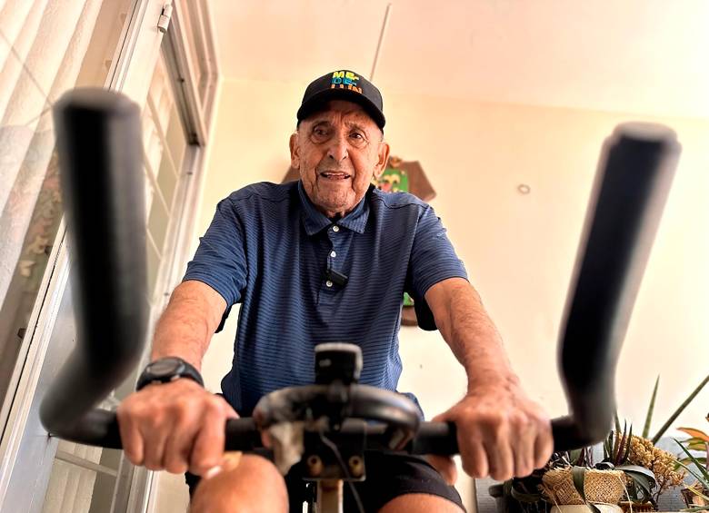 En casa, Martín Emilio sigue haciendo ejercicio. No ve la hora de volver a montar en bicicleta junto a sus compañeros en el Aeroparque Juan Pablo II. FOTO Andrés Duque Gutiérrez