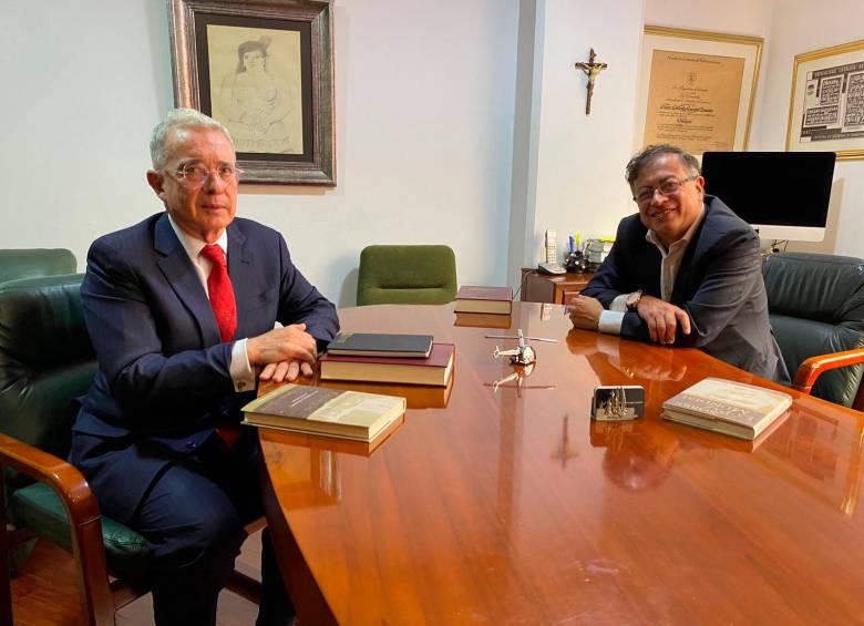 Álvaro Uribe y Gustavo Petro se reunieron en el norte de Bogotá este miércoles 29 de junio. FOTO: CORTESÍA