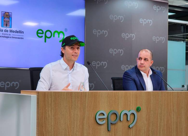 El alcalde de Medellín, Daniel Quintero, y el gerente de EPM, Jorge Carrillo, cuando anunciaron el “congelamiento” en las tarifas de energía el pasado 23 de mayo. FOTO: CORTESÍA EPM