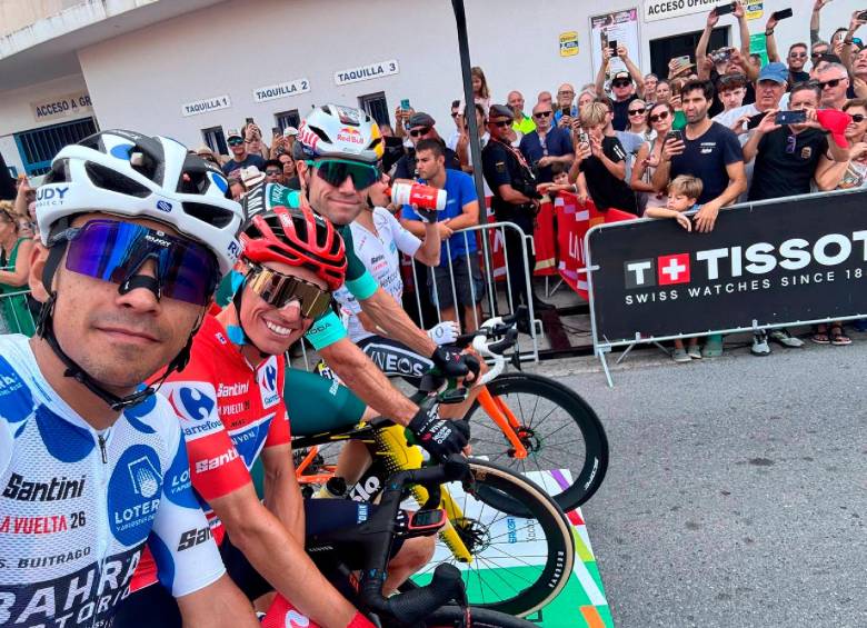 Santiago Buitrago volvió a mostrarse combativo y sumó seis puntos en el Alto de la Venta Cebada para mantenerse como líder de la montaña. En la imagen, el colombiano, izquierda, posa con otros protagonistas de la carrera, Enric Mas y el ganador de la etapa 13, Wout van Aert. FOTO: X-@lavuelta