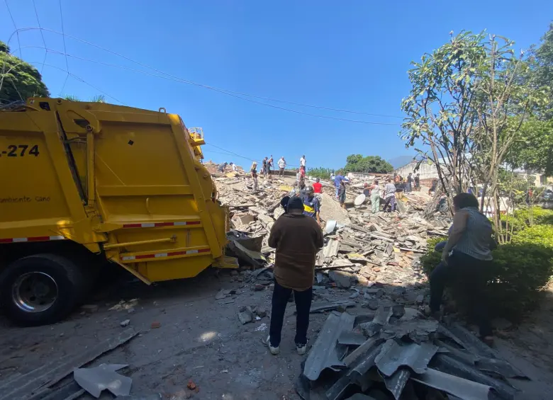 En el centro de la foto el señor Carlos Saavedra, quien busca a sus familiares en Cali tras el colapso del edificio donde vivían en el barrio Cuarto de Legua. Foto: Andrés Carmona - EL COLOMBIANO