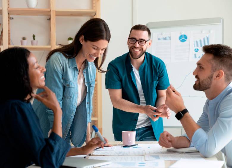 La automatización y la inteligencia artificial amenazan muchas tareas técnicas, pero son las competencias humanas las que mantienen a flote a los profesionales y organizaciones. FOTO: Getty