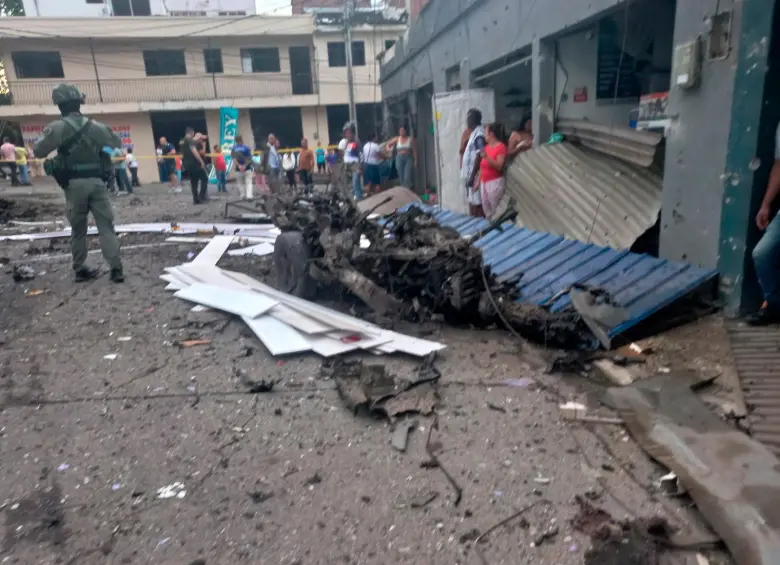 Así fue el desastre que dejó el carrobomba del pasado 10 de junio de 2025. Además de la Alcaldía y la subestación de Policía de El Bordo, 40 casas y locales de los alrededores sufrieron daños. FOTO cortesía de alcaldía