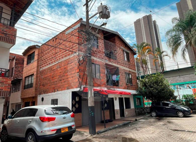 En el tercer piso de esta edificación se registró el homicidio de Luz Omaira Montoya Palacio, de 63 años, en el barrio Tres Esquinas, de Sabaneta. FOTO: ANDRÉS FELIPE OSORIO GARCÍA