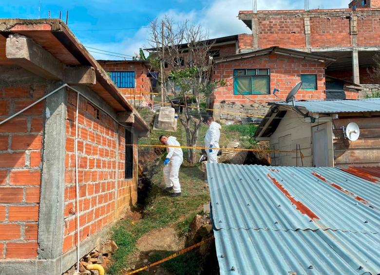 Este homicidio se registró en la madrugada de este miércoles en los límites de la comuna 7 (Robledo) con el corregimiento San Cristóbal. FOTO: ANDRÉS FELIPE OSORIO GARCÍA