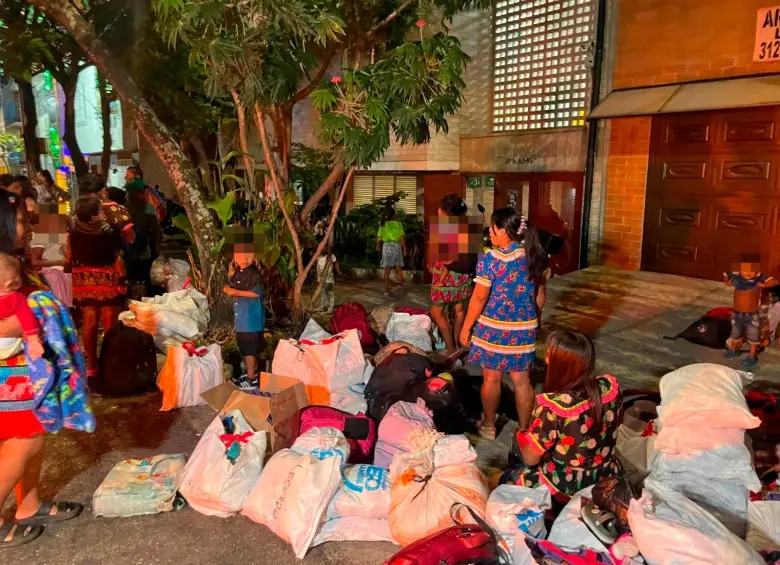 Los indígenas, en buena parte niños, permanecieron en las afueras de la Casa de Justicia de El Bosque, en el centro de Medellín. FOTO: CORTESÍA ALCALDÍA