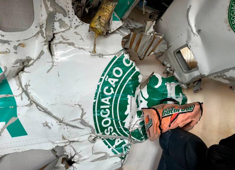 Una de las latas de los lados del avión de LaMia donde viajaban los futbolistas del Club Chapecoense que se estrelló en La Unión, Antioquia, el 28 de noviembre del 2016. Foto: Andrés Duque Gutiérrez