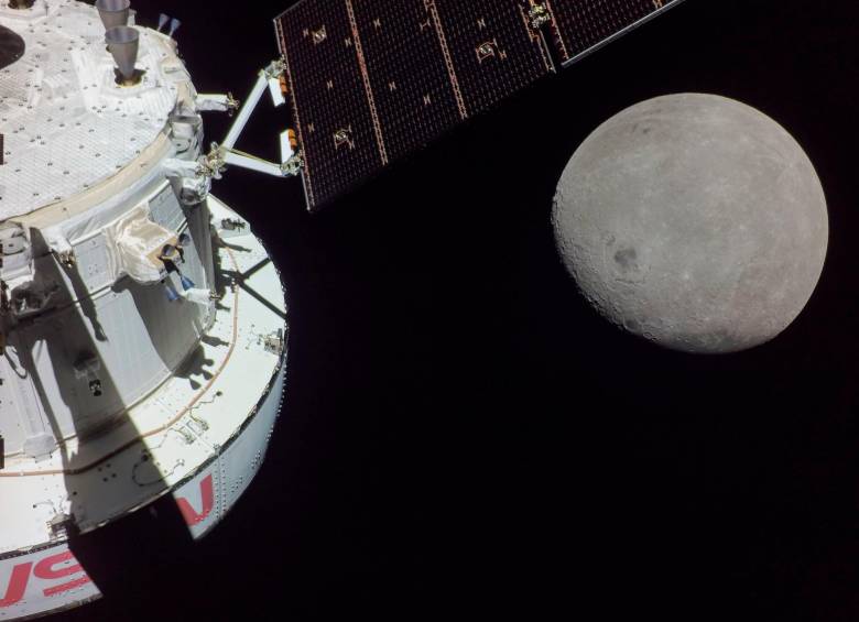 Fotografía del 21 de noviembre cedida este lunes por la Nasa donde se muestra la cápsula Orión de la misión no tripulada Artemis I durante el quinto día de su misión, a unas 81 millas (130.35 km) de la Luna. FOTO Cortesía