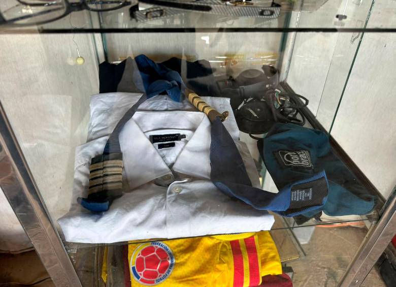 La ropa del piloto del avión de LaMia en el que viajaban la delegación de Chapecoense. Foto: Andrés Duque Gutiérrez