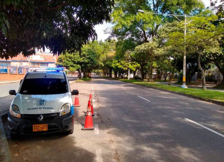 A pesar de la soledad de las calles, funcionarios de la Secretaría de Movilidad de Medellín hacen controles en las calles y avenidas. FOTO JAIME PÉREZ