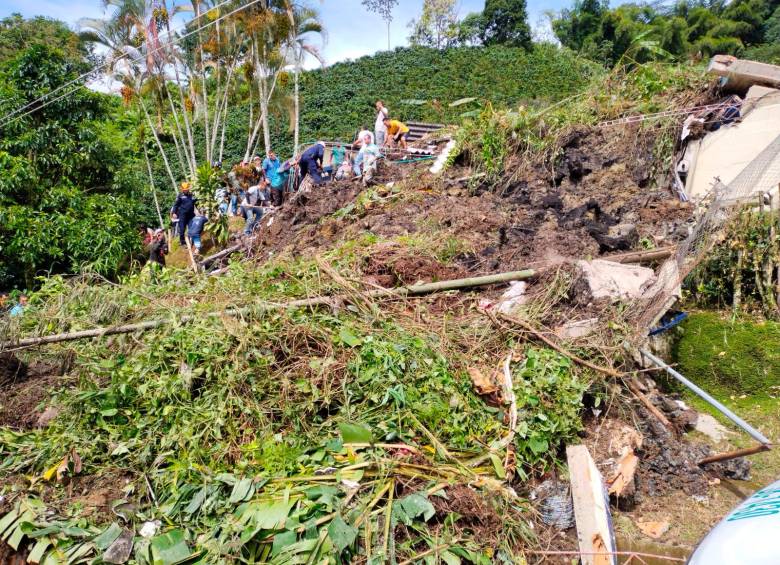 La comunidad asiste al lugar para colaborar en la remoción de la tierra. FOTO: CORTESÍA