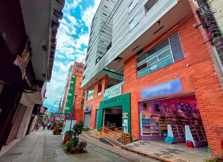 El edificio Ruiseñor queda a cuadra y media del parque principal de Caldas. Fue levantado en un área que se formó uniendo tres predios antes ocupados por casonas tradicionales. FOTO nestor alonso lópez