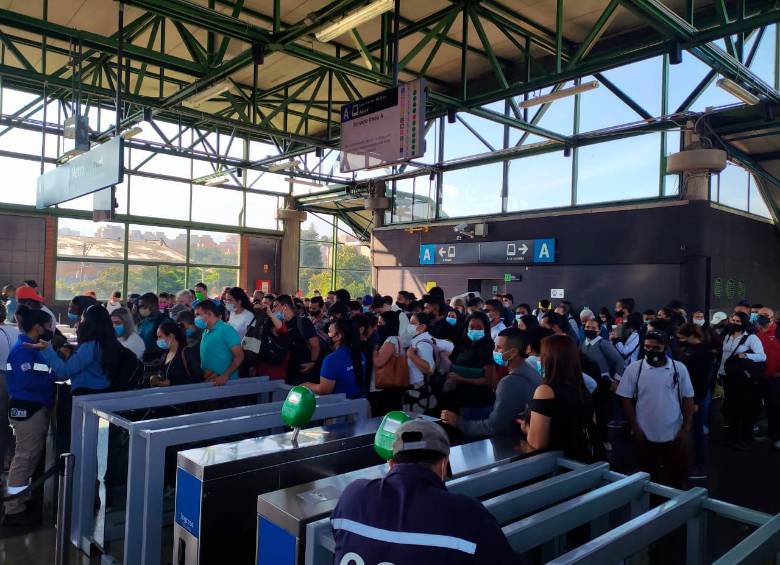 Así lucía la estación Ayurá del Metro a las 8:30 de la mañana de este lunes. Foto Jacobo Betancur Peláez 