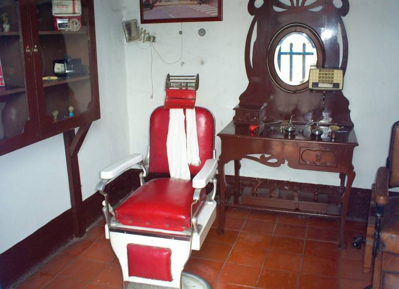 Así era la barbería, tenía una silla y un mueble antiguos y de alto valor. FOTO: CORTESÍA