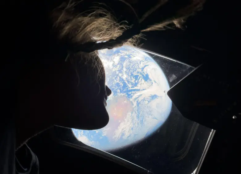 Esta es Christina Koch, tripulante de Orión, mirando por una de las ventanas de la cabina principal. FOTO: Reid Wiseman / NASA