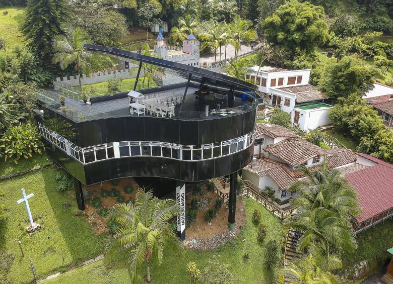Un piano en la montaña, instalaciones de la academia de artes Musicreando en la avenida Las Palmas. FOTO EL COLOMBIANO