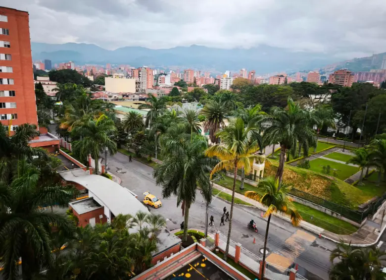 Esta es la vista desde el apartamento que alquiló alias “el Flaco”, en el octavo piso, con una panorámica de la sede de la Séptima División del Ejército en Medellín. FOTO: CORTESÍA.