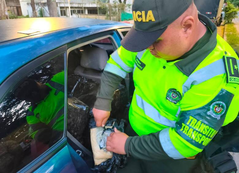 Ante las múltiples opciones que usan los delincuentes para transportar droga, los agentes de la Seccional de Tránsito y Transporte de la Policía Antioquia realizan operativos constantemente. FOTO Cortesía Policía