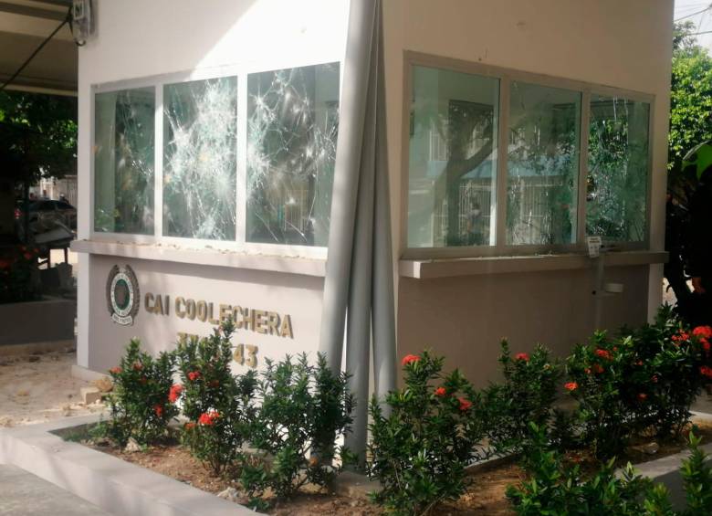 Dos CAI de Barranquilla fueron vandalizados durante la jornada. FOTO: COLPRENSA