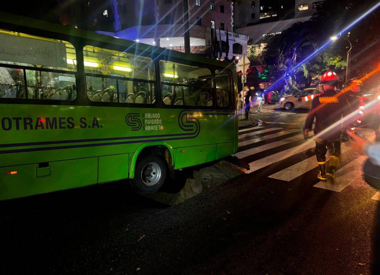 La socavación se abrió en la Avenida El Poblado, en el punto de cobertura de la quebrada La Presidenta. FOTO CAMILO SUÁREZ