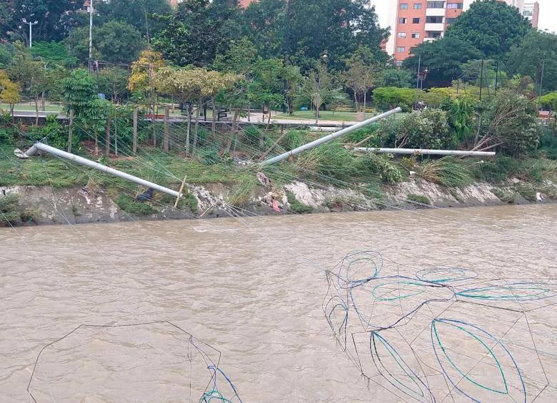 Figuras del alumbrado navideño y estructuras como postes se vieron afectadas por la crecida del río Medellín. FOTO: Cortesía 
