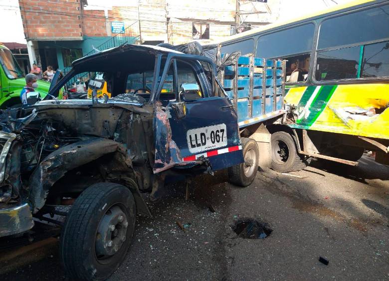 El choque del bus y el camión dejó 11 personas heridas. FOTO CORTESÍA