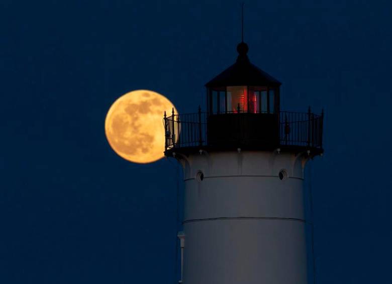 La luna alcanzó su máxima plenitud la madrugada de este lunes. Se pudo disfrutar principalmente en Europa y EEUU. Foto EFE
