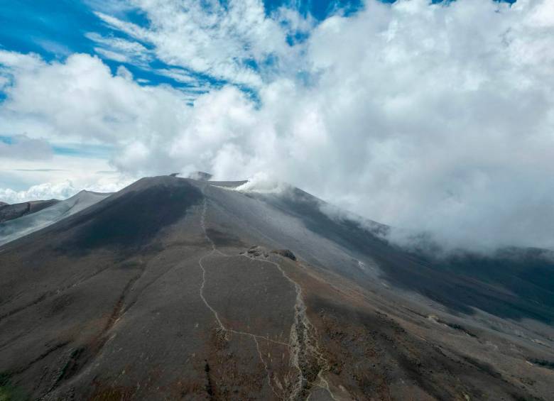 En el volcán Puracé se han observado emisiones de gases y ceniza, con columnas de entre 500 metros y 1,4 kilómetros sobre la cima. FOTO cortesía UNGRD