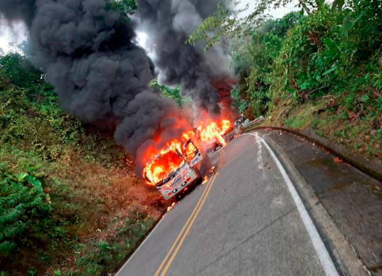 ELN se atribuyó la quema de dos buses en la vía Chocó-Risaralda. Foto: Facebook Noticias de Pereira. 