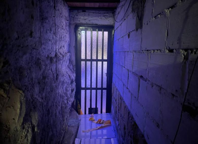 Dentro de esta vivienda, ubicada en un sombrío callejón del barrio Moscú, ocurrió el asesinato de Keiner Chalá Rúa, de 20 años. Dentro de la vivienda encontraron que se cocinaba tusi. FOTO: LAURA ROSA JIMÉNEZ VALENCIA