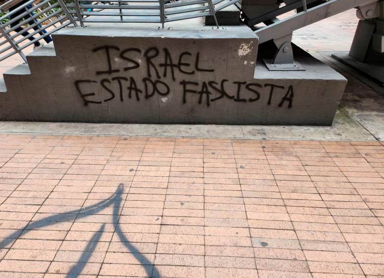 Este fue uno de los grafitis que pintaron en las afueras de la embajada de Israel en Bogotá. FOTO: CORTESÍA DE LA EMBAJADA DE ISRAEL.