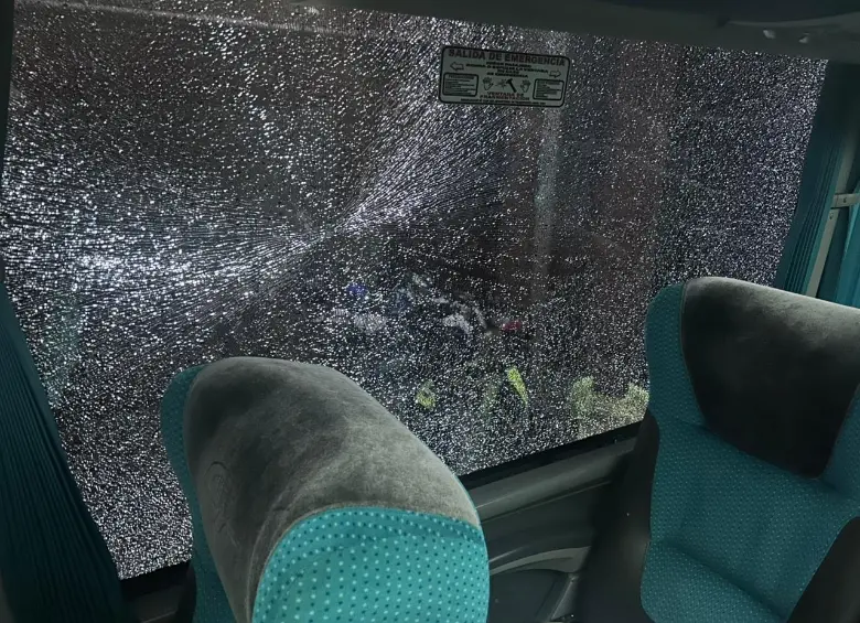 Así quedó uno de los cristales del bus luego del ataque. FOTO: Cortesía