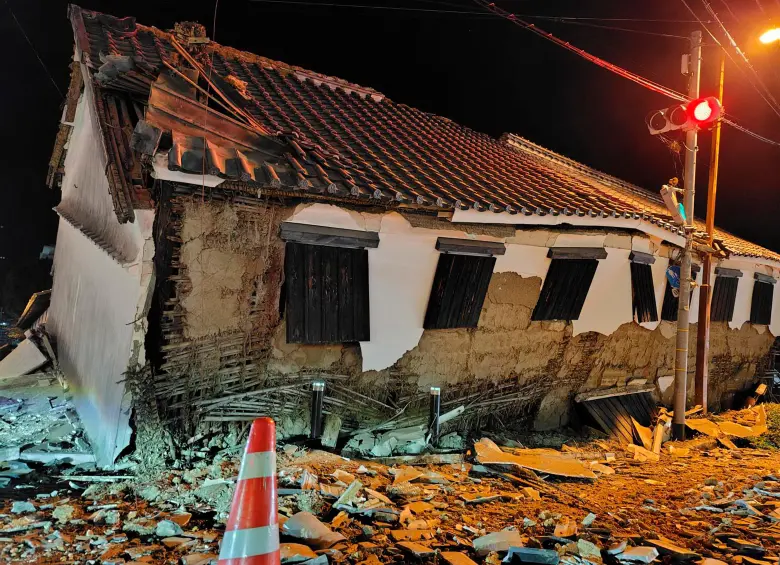 Los videos grabados por ciudadanos captaron el momento en que el terremoto de magnitud 7,1 sacudió el suroeste de Japón, dejando edificios colapsados, deslizamientos de tierra y miles de personas afectadas. FOTO: AFP