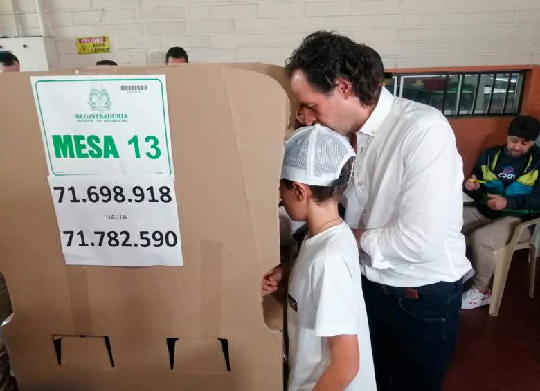 Gutiérrez votó en compañía de sus hijos y mascotas. FOTO: MANUEL SALDARRIAGA
