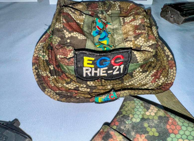 En el operativo las tropas también se incautaron de uniformes, armas y municiones. FOTO: CORTESÍA CUARTA BRIGADA