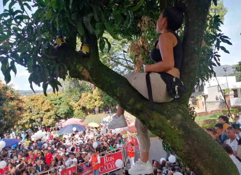 Los aficionados aguardan por el arribo del Rey del Despecho a Campos de Paz. FOTO MANUEL SALDARRIAGA