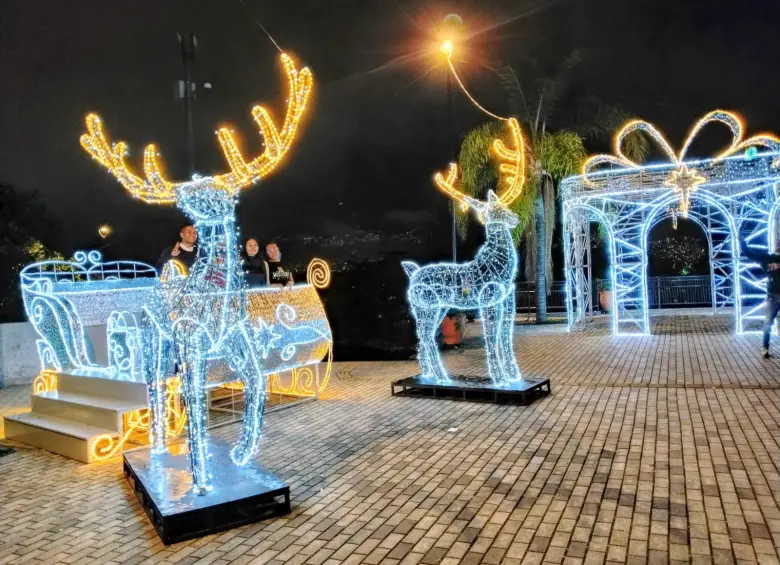 Parte del alumbrado navideño en el Pueblito Paisa. FOTO Cortesía Alcaldía de Medellín.
