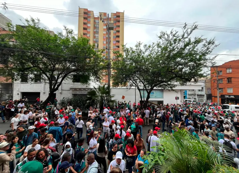 Los docentes se congregaron en las afueras de Adida, en el centro de Medellín, para iniciar sus protestas en el marco del paro por 72 horas que iniciaron hoy contra los problemas en la atención en salud que padecen. FOTO: CORTESÍA