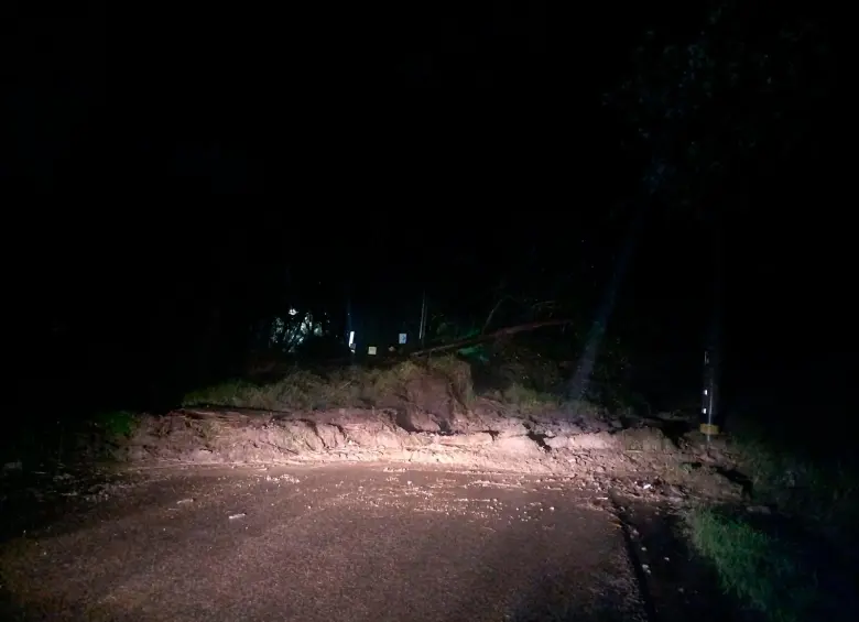 Este derrumbe taponó la vía entre los municipios de Cajicá y Tabio, en Cundinamarca. FOTO: CORTESÍA GESTIÓN DEL RIESGO.