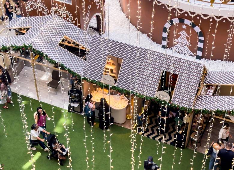 Centro comercial Viva Envigado. Estas iniciativas no solo dinamizan la actividad comercial en uno de los meses más importantes del año, sino que también consolidan a Medellín y su Área Metropolitana, como una de los lugares con mayor espíritu navideño en Colombia Foto: Camilo Suárez Echeverry