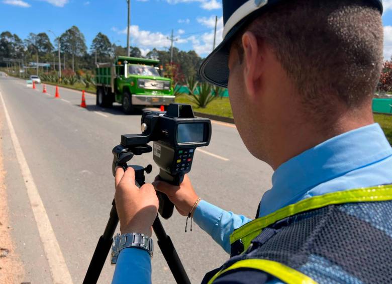Mientras los dispositivos entran en funcionamiento, los agentes de movilidad de Rionegro siguen haciendo controles en las vías. FOTO: Cortesía Alcaldía de Rionegro