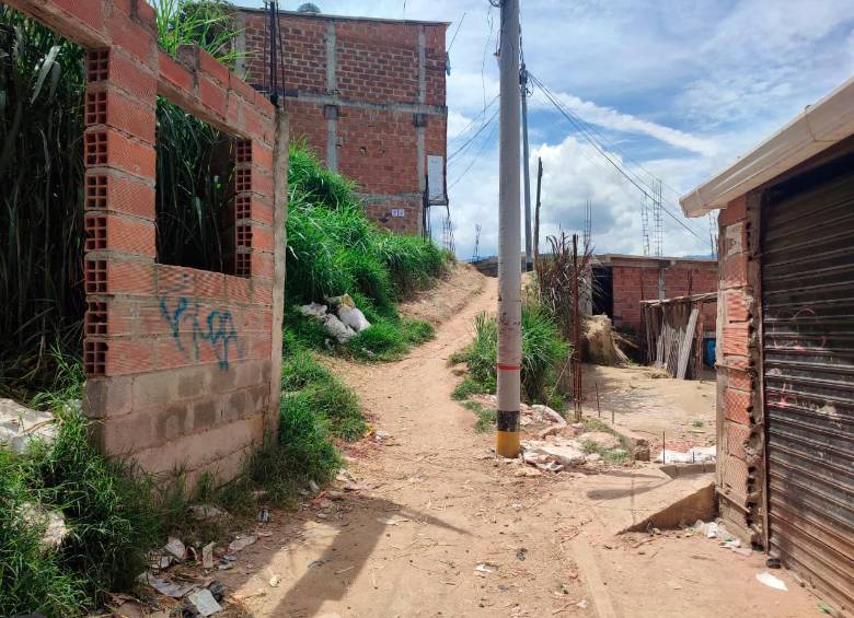 En este callejón de tierra de la vereda Ajizal, de Itagüí, ocurrió el asesinato de Johan Alexánder Agudelo Hernández, de 20 años, y quien era conocido con el alias de 55. Fue el primero de los dos asesinatos. FOTO: ANDRÉS GARCÍA HERNÁNDEZ