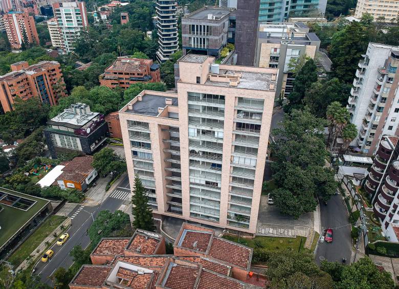 El edificio Mantúa en El Poblado, que presenta graves riesgos estructurales, ha sido visto con apartamentos ocupados y ofrecidos en Airbnb a pesar de las restricciones que presenta. FOTO: MANUEL SALDARRIAGA