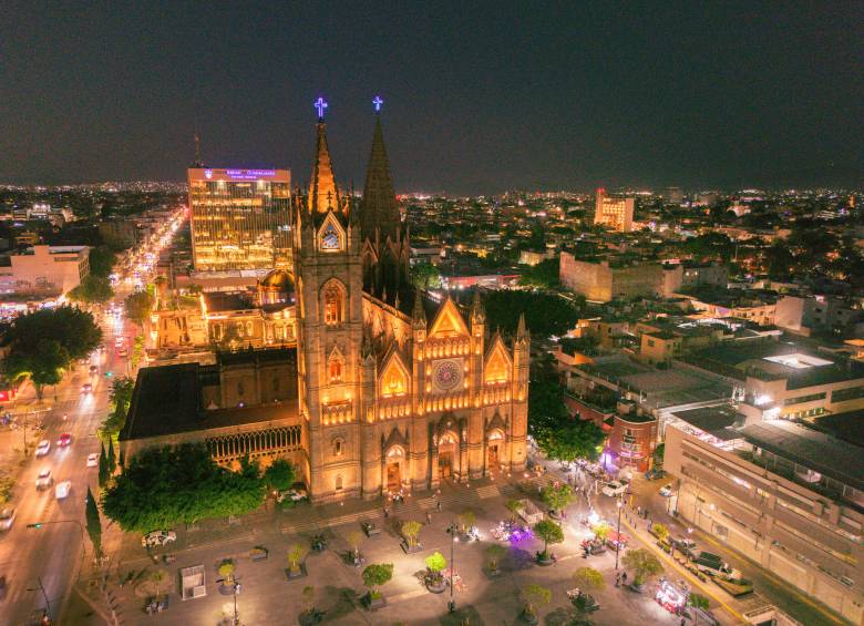 El Centro Histórico de Guadalajara de noche es un espectáculo visual y cultural vibrante con la iluminación de sus joyas históricas. Foto: Oficina de Visitantes y Convenciones de Guadalajara