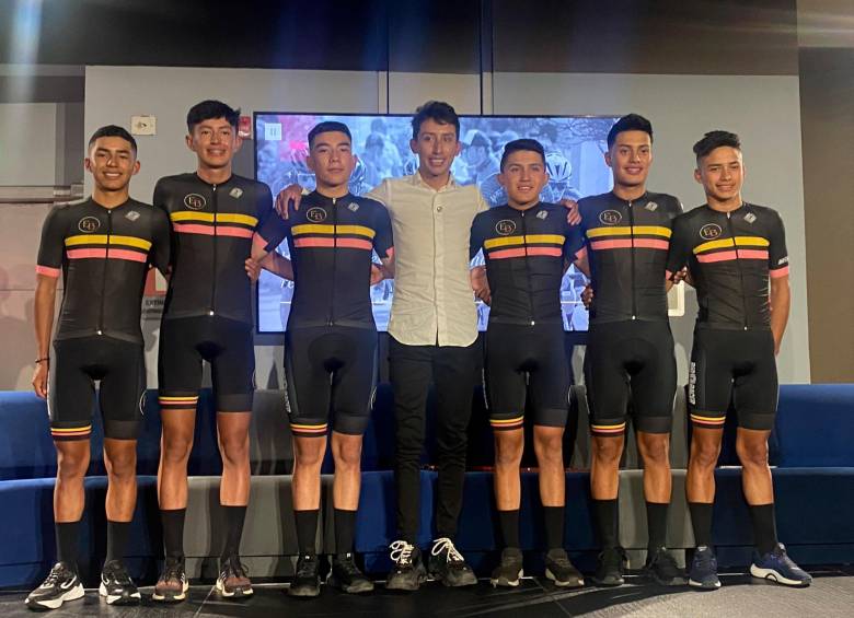 El ciclista junto a los primeros beneficiados por el EB Project, el equipo de ciclismo que busca darle oportunidad a los jóvenes con talento para las bielas. FOTO CORTESÍA @EGANBERNAL