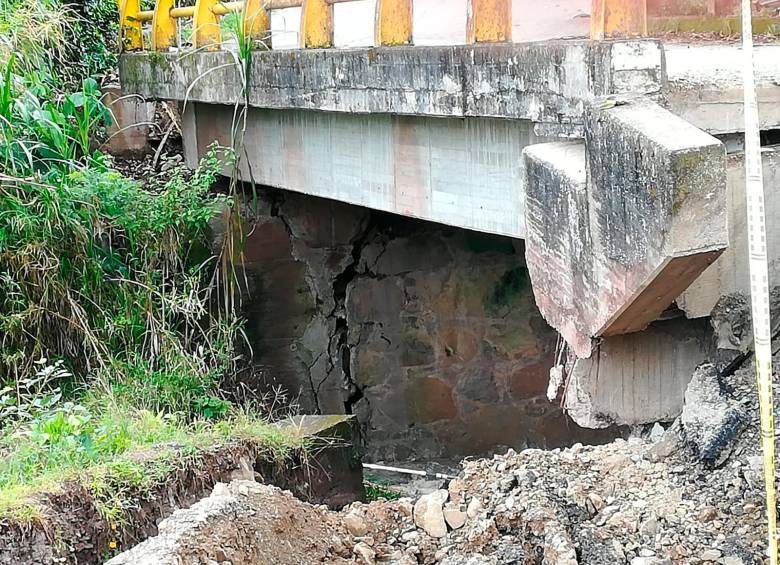 La conexión de la banca carreteable con el puente de Sabaletas se amplía cada día y las columnas se debilitan más. Foto Cortesía