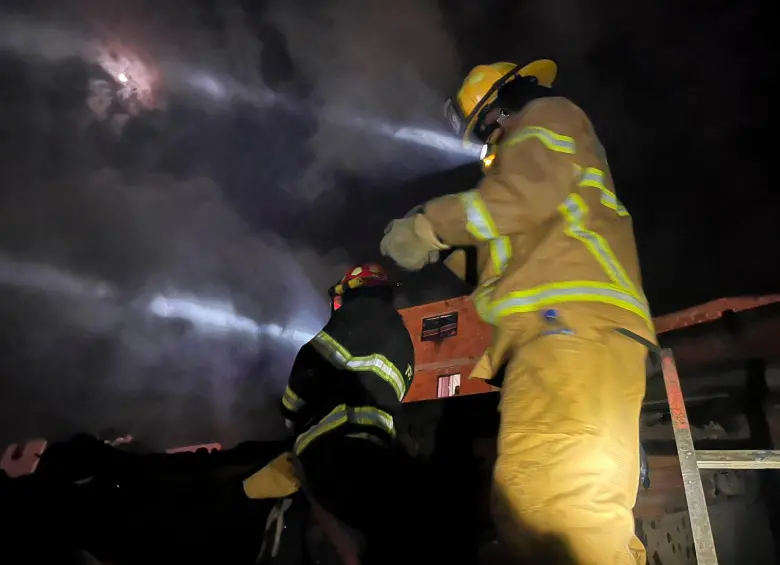 Con dos máquinas, 18 bomberos atendieron la emergencia en el barrio Goretti de Bello. FOTO: Cortesía Alcaldía de Bello