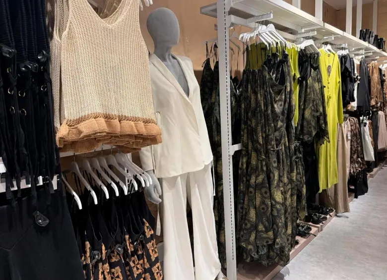 Más de 300 referencias de prendas de Arkitect y Bronzini ofrece al boutique del Éxito. FOTO cortesía Éxito 